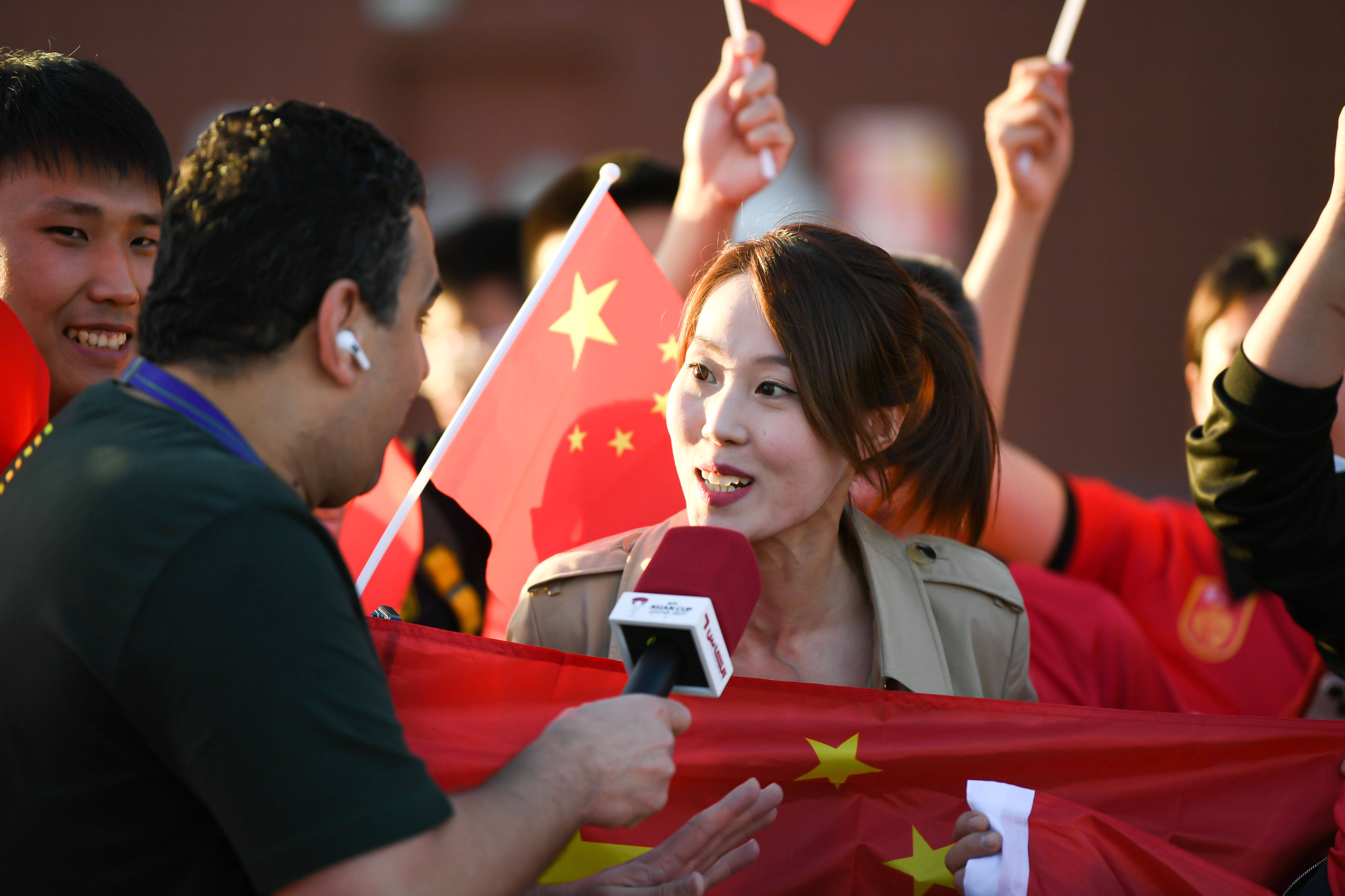 球迷热情支持，现场气氛热烈动人的简单介绍